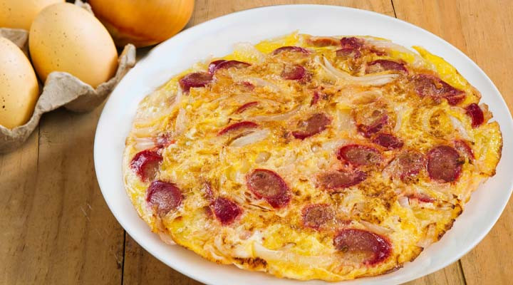 وصفات للزيادة في الوزن - طريقة عمل أومليت البيض بالسوسيس والزبدة