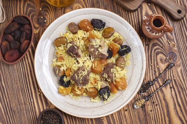 أطباق رئيسية باستخدام الفواكه المجففة - طريقة عمل الأرز باللحم والفواكه المجففة
