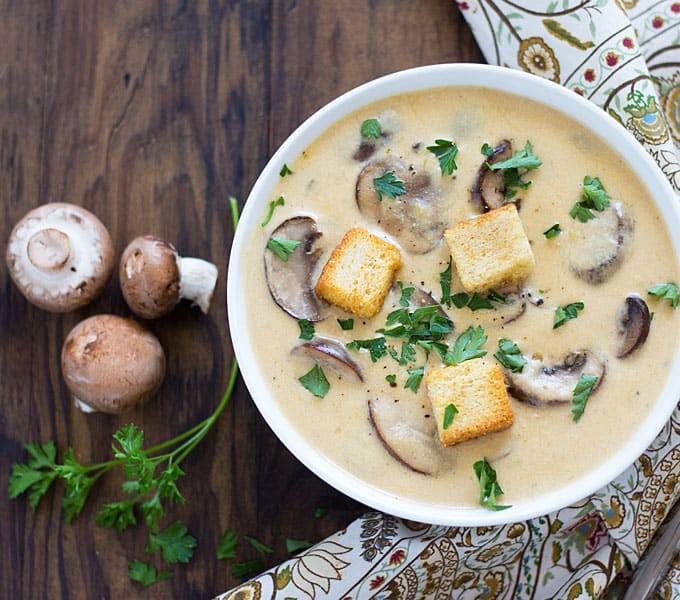 شوربات شتوية باستخدام الكريمة - طريقة عمل شوربة المشروم بالكريمة والجبن