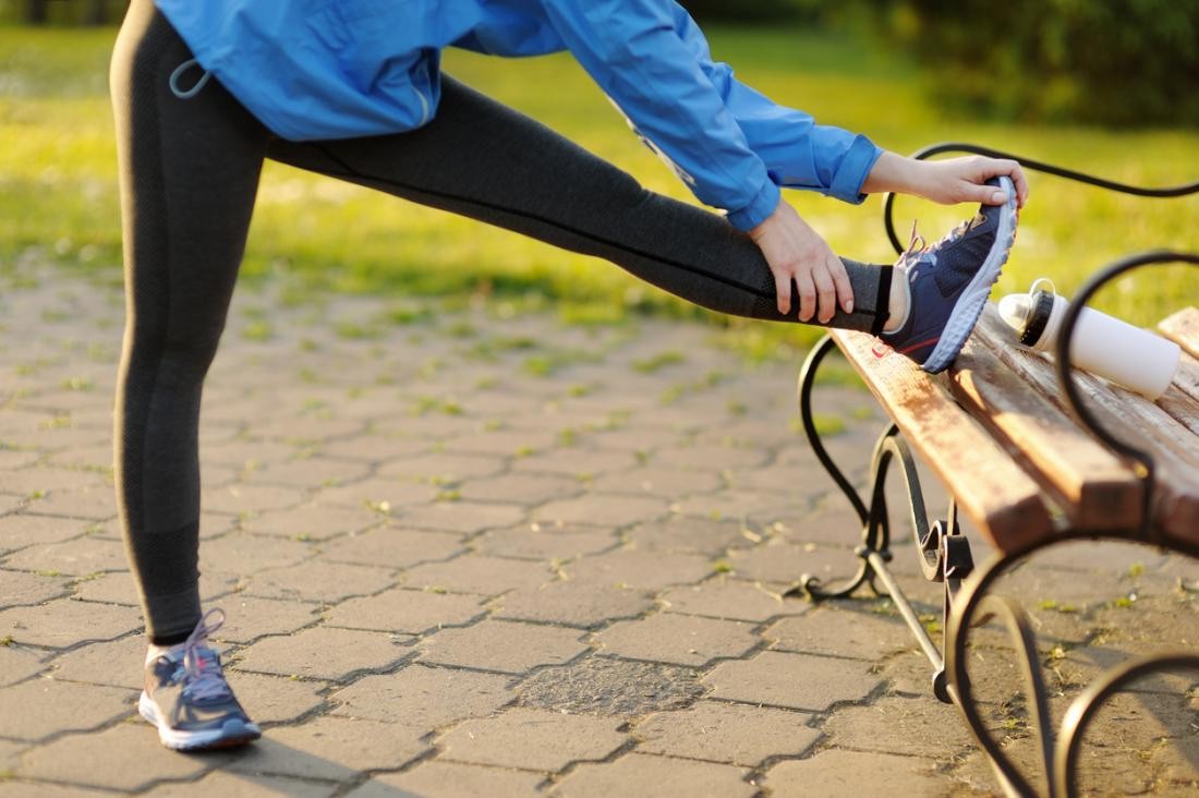 تمارين لعلاج عرق النسا - تمرين تمدد أوتار الركبة